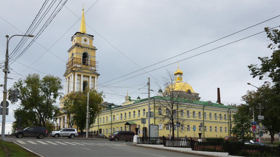 Пермь. Церковь Митрофана Воронежского при Архиерейском доме. фасады