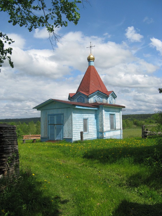 Часовня Тихвинской иконы Божией Матери, Клоповская (Мишина) (Вельский район, Архангельская область). общий вид в ландшафте