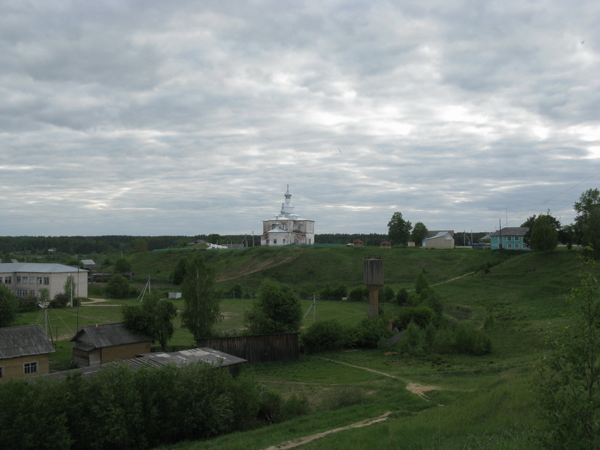 Урусовская (Нижнее Кулое). Церковь Покрова Пресвятой Богородицы. общий вид в ландшафте