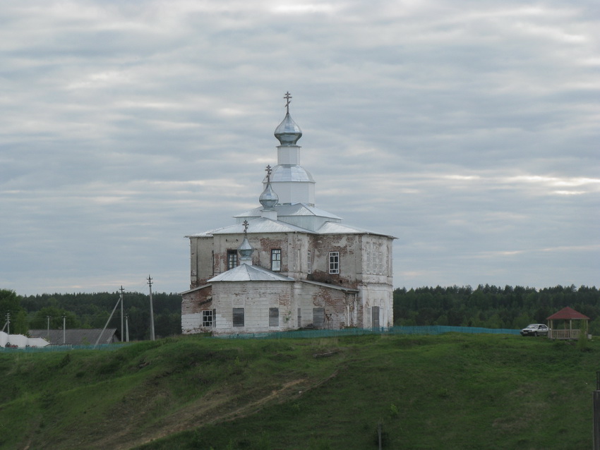 Урусовская (Нижнее Кулое). Церковь Покрова Пресвятой Богородицы. общий вид в ландшафте