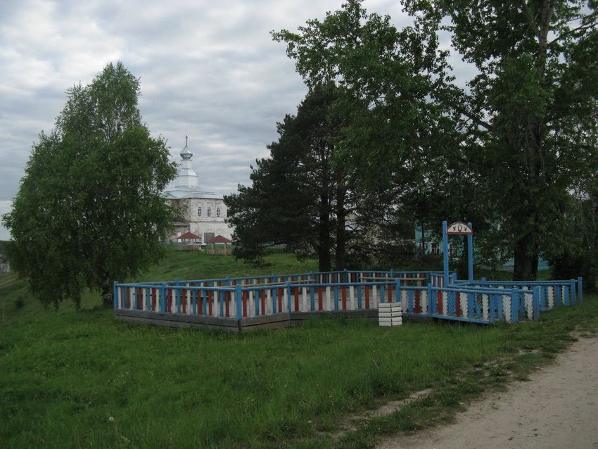 Урусовская (Нижнее Кулое). Церковь Покрова Пресвятой Богородицы. общий вид в ландшафте