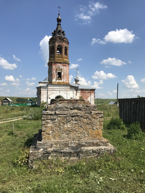Церковь Успения Пресвятой Богородицы, Алат (Высокогорский район, Республика Татарстан). дополнительная информация, Постамент от памятника царю-освободителю Александру II