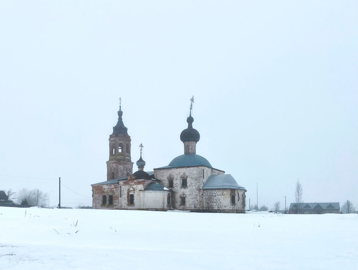Церковь Успения Пресвятой Богородицы, Алат (Высокогорский район, Республика Татарстан). общий вид в ландшафте, Вид с юго-востока