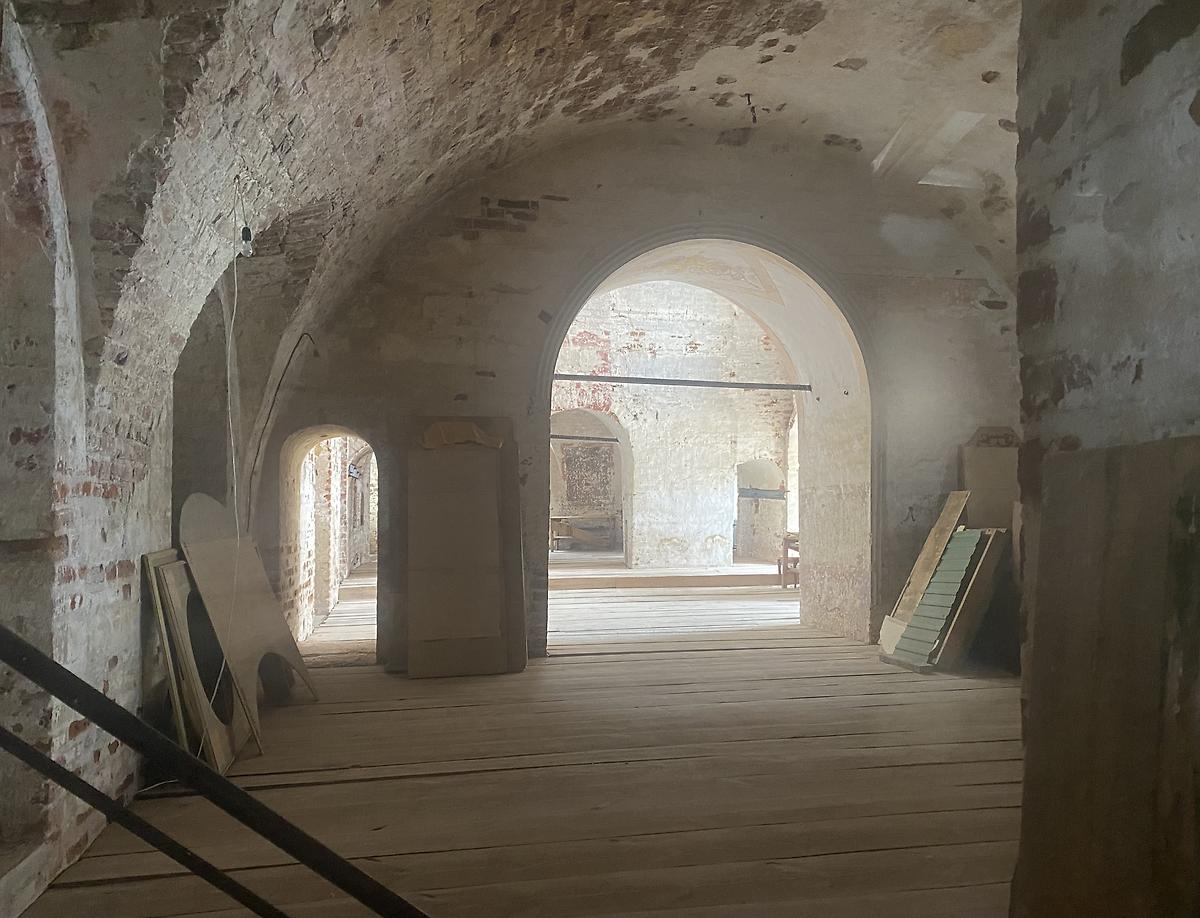 Вид с гульбища в главный храм, интерьер и убранство. Церковь Усекновения главы Иоанна Предтечи, Потаниха (Высокогорский район, Республика Татарстан)