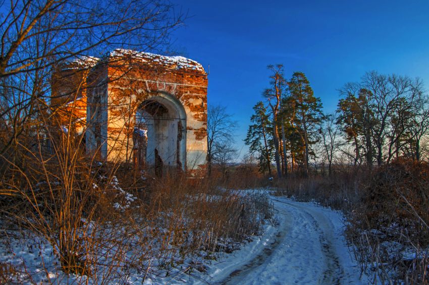 Караул. Церковь Троицы Живоначальной. фасады