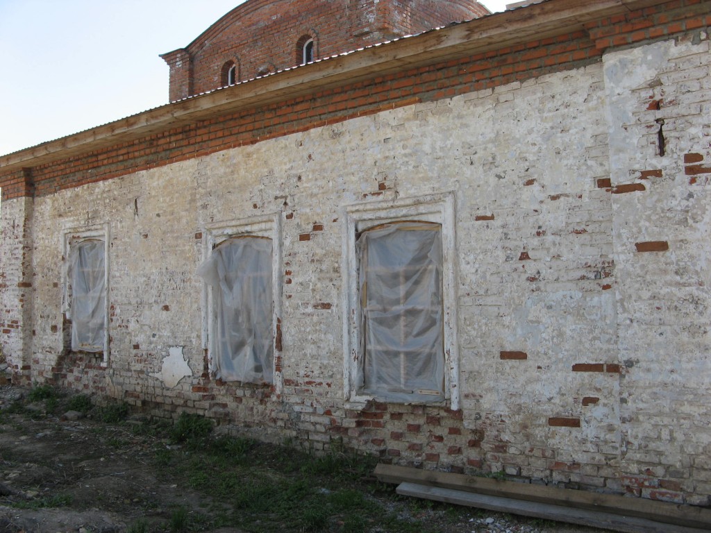 Тюлячи. Церковь Покрова Пресвятой Богородицы. архитектурные детали, Сохранившаяся часть северного фасада старого  храма