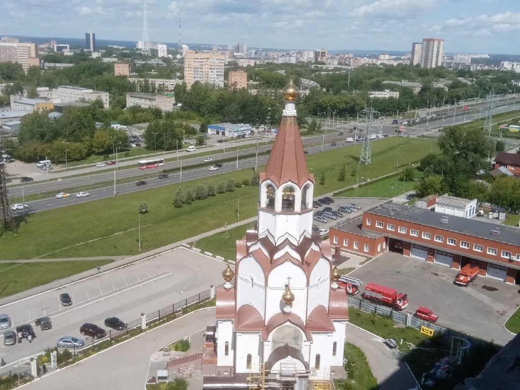Пермь. Церковь Андрея Первозванного. общий вид в ландшафте