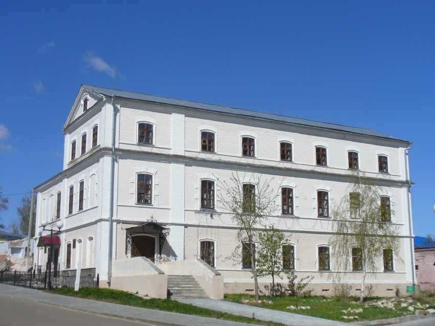Троицкий монастырь, Лаишево (Лаишевский район, Республика Татарстан). дополнительная информация, Трехэтажный жилой корпус