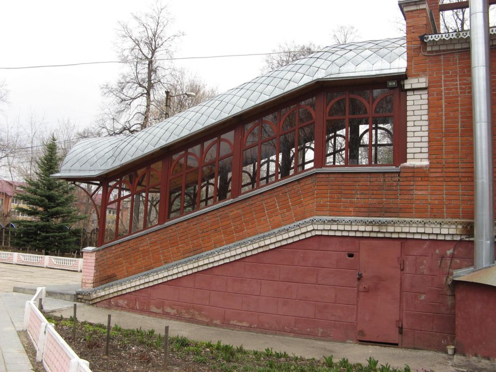 Волжск. Церковь иконы Божией Матери “Всех скорбящих Радость”. архитектурные детали, Галерея, ведущая к главным вратам храма