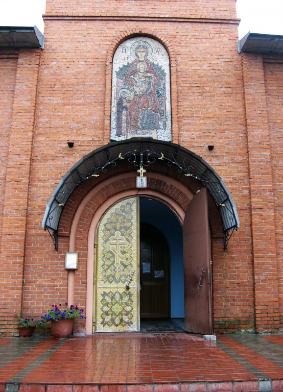 Шумерля. Церковь Серафима Саровского. архитектурные детали, Фрагмент западного фасада церкви с главными вратами