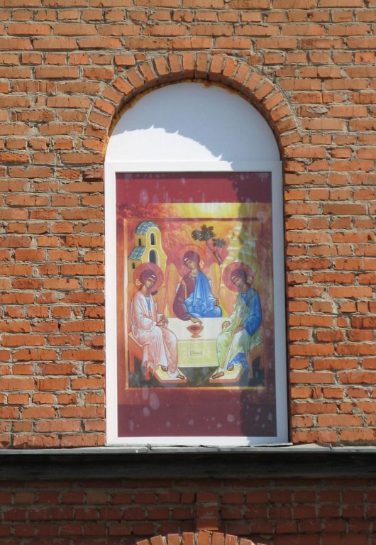 Церковь Троицы Живоначальной, Село-Чура (Кукморский район, Республика Татарстан). дополнительная информация, Живоначальная Троица  над вратами церкви