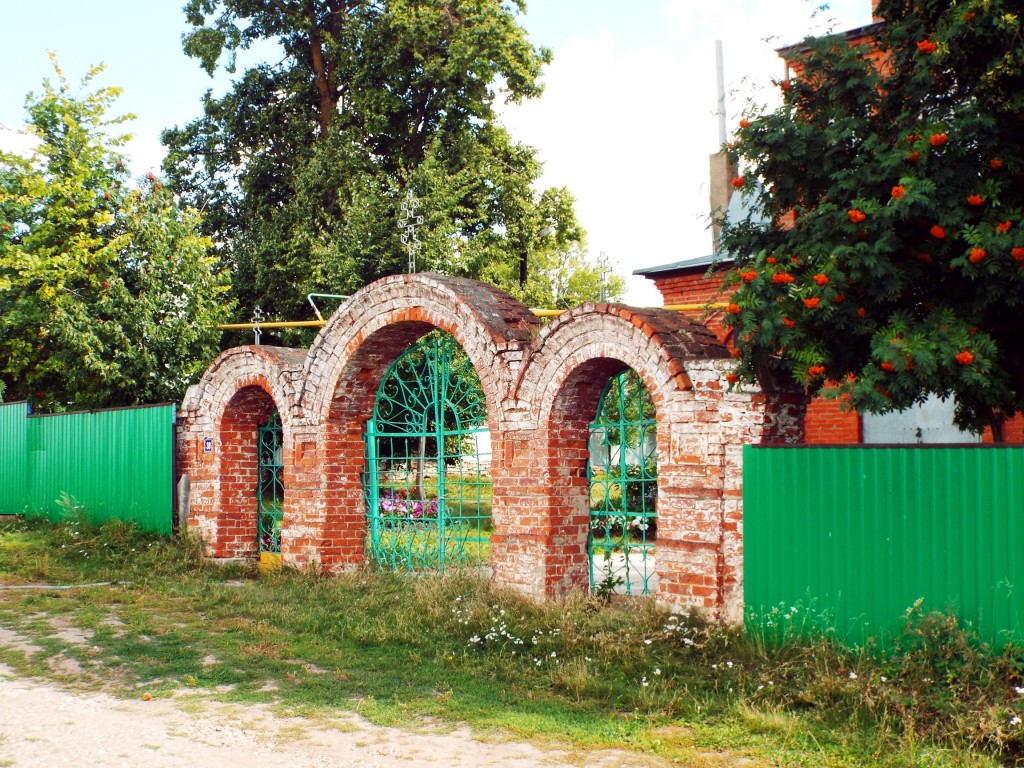 Церковь Троицы Живоначальной, Село-Чура (Кукморский район, Республика Татарстан). дополнительная информация, Сохранившиеся ворота церкви XIX века
