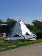Церковь Космы и Дамиана, Старый демонтированный купол лежит рядом с церковью.<br>, Нырья, Кукморский район, Республика Татарстан
