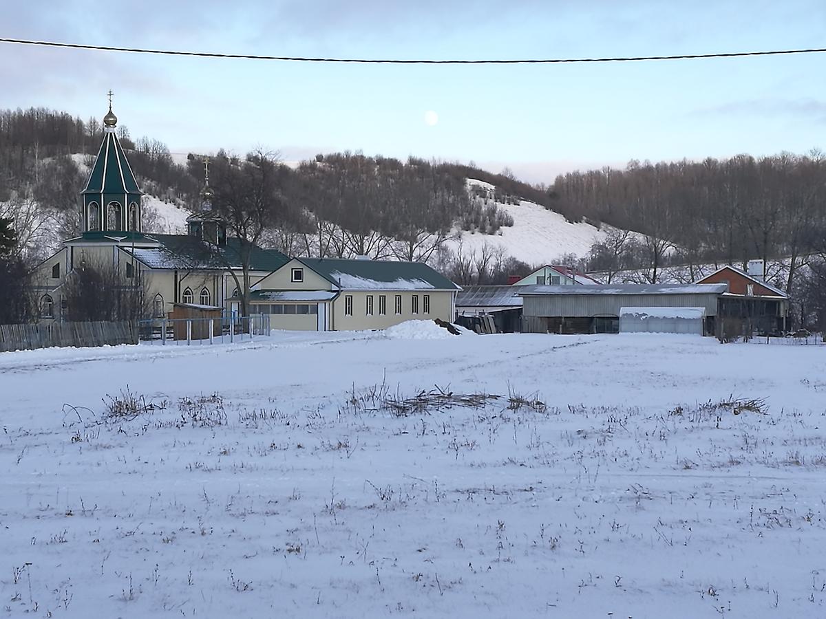 общий вид в ландшафте. Церковь Космы и Дамиана, Нырья (Кукморский район, Республика Татарстан)