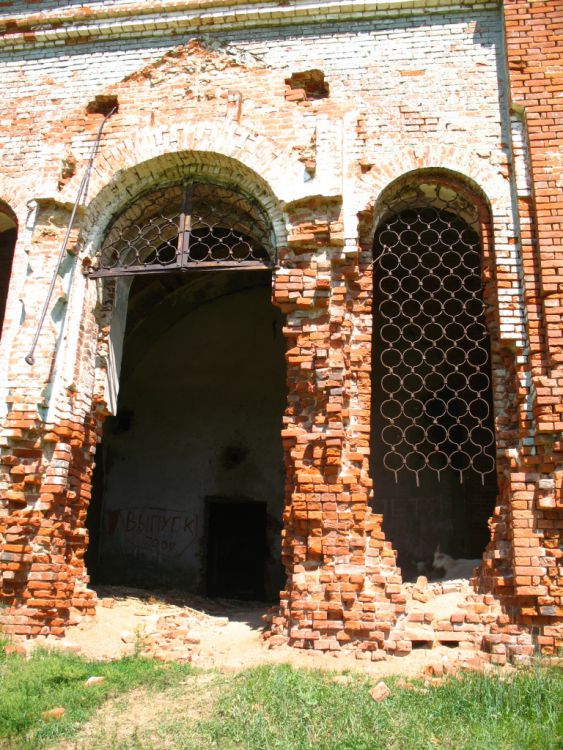 Церковь Казанской иконы Божией Матери, Старые Зятцы (Якшур-Бодьинский район, Республика Удмуртия). фасады, Остатки кованной решетки врат