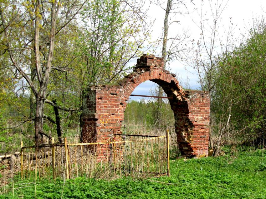 Церковь Воскресения Господня, Баранец (Торопецкий район, Тверская область). дополнительная информация, ворота ограды