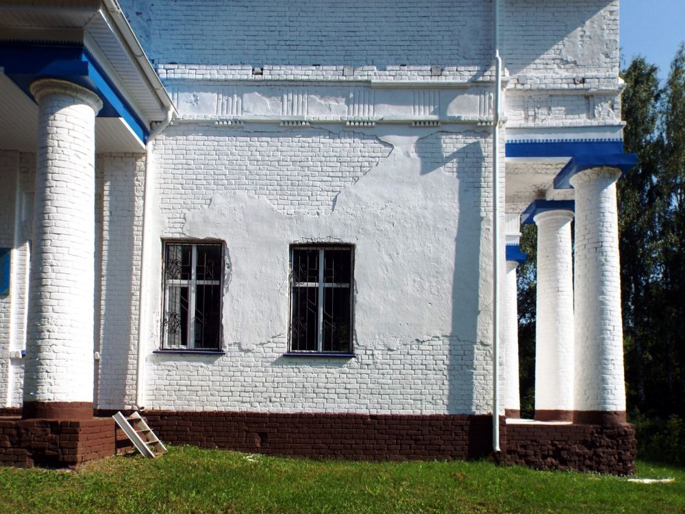 Церковь Петра и Павла, Хотня (Арский район, Республика Татарстан). архитектурные детали, Так и побелили с полуотвалившимся слоем штукатурки