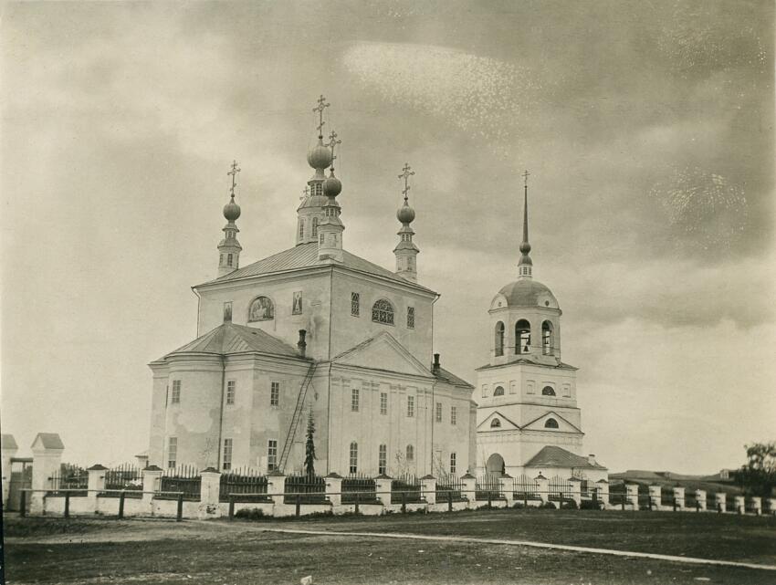 Собор Троицы Живоначальной, Пинега (Пинежский район, Архангельская область). архивная фотография, Вид с северо-востока. Фотография архитектора С. С. Некрасова, студента Академии художеств
