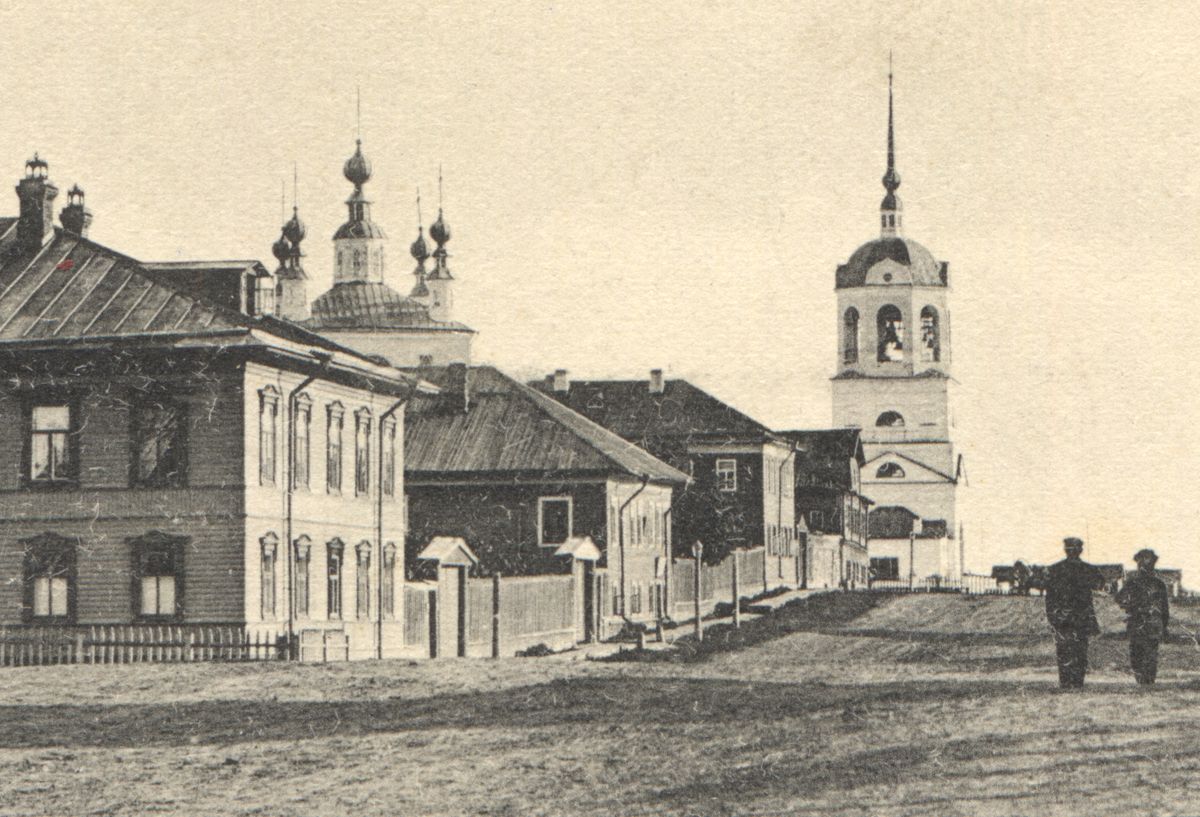 Собор и колокольня в застройке. Вид с севера. Фрагмент фото Я.И. Лейцингера, до 1914 г. Открытка из собрания Е.Н. Малышева., архивная фотография. Собор Троицы Живоначальной, Пинега (Пинежский район, Архангельская область)