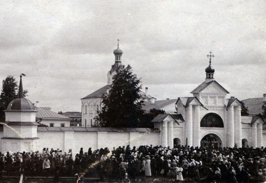 Троицкий Шенкурский женский монастырь. Церковь Зосимы и Савватия Соловецких, Шенкурск (Шенкурский район, Архангельская область). архивная фотография, Вид на храм с запада, из-за ограды. Фрагмент фотографии начала 20 века из фондов Шенкурского краеведческого музея. 