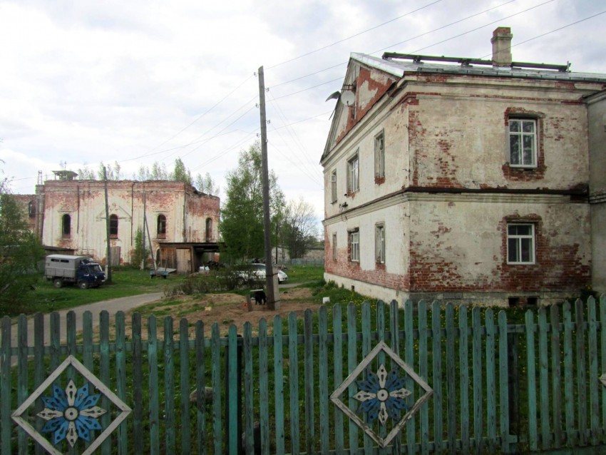 Шенкурск. Троицкий Шенкурский женский монастырь. фасады, вид с юга, слева - Троицкий собор, справа - западный край Зосимо-Савватиевской церкви