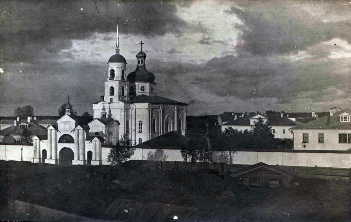 Троицкий Шенкурский женский монастырь, Шенкурск (Шенкурский район, Архангельская область). архивная фотография, Вид на монастырь с юго-запада. Фотография начала 20 века из фондов Шенкурского краеведческого музея. 