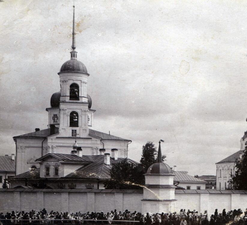 Троицкий Шенкурский женский монастырь. Собор Троицы Живоначальной, Шенкурск (Шенкурский район, Архангельская область). архивная фотография, Вид на храм с запада. Фрагмент фотографии начала 20 века из фондов Шенкурского краеведческого музея. 