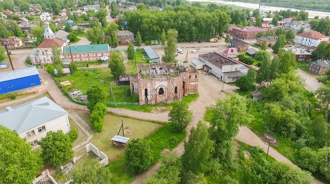 Шенкурск. Троицкий Шенкурский женский монастырь. Собор Троицы Живоначальной. фасады, Вид сверху с северной стороны. Слева позади - Церковь Зосимы и Савватия