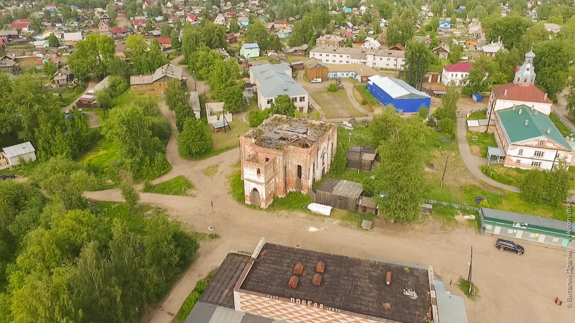 Шенкурск. Троицкий Шенкурский женский монастырь. Собор Троицы Живоначальной. фасады, Передний фасад собора (фото 2), справа на втором плане - Церковь Зосимы и Савватия