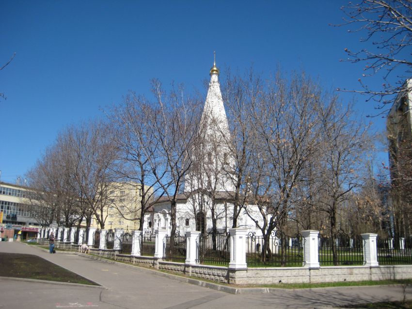 Церковь Димитрия Донского в Северном Медведкове, Северное Медведково (Северо-Восточный административный округ (СВАО), г. Москва). общий вид в ландшафте