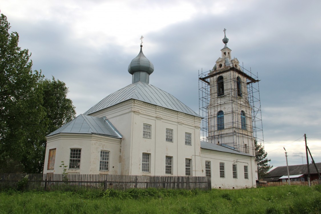 Сутка. Церковь Димитрия Солунского (каменная). фасады