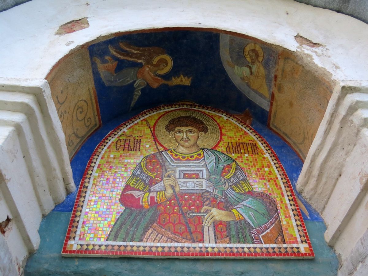 Церковь Димитрия Солунского (каменная), Сутка (Брейтовский район, Ярославская область). архитектурные детали, Фрагмент фасада