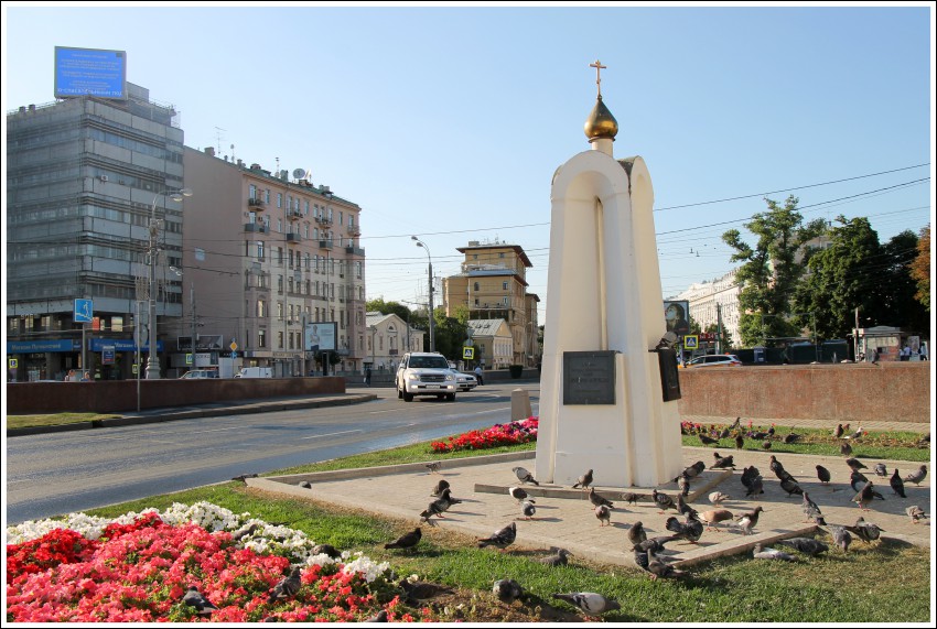 Арбат. Часовенный столб в память церкви Бориса и Глеба на Арбатской площади. общий вид в ландшафте