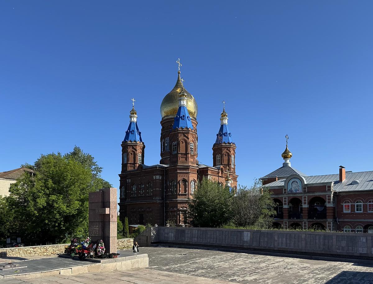 Вид от мемориала, фасады. Кафедральный собор Михаила Архангела, Сердобск (Сердобский район, Пензенская область)