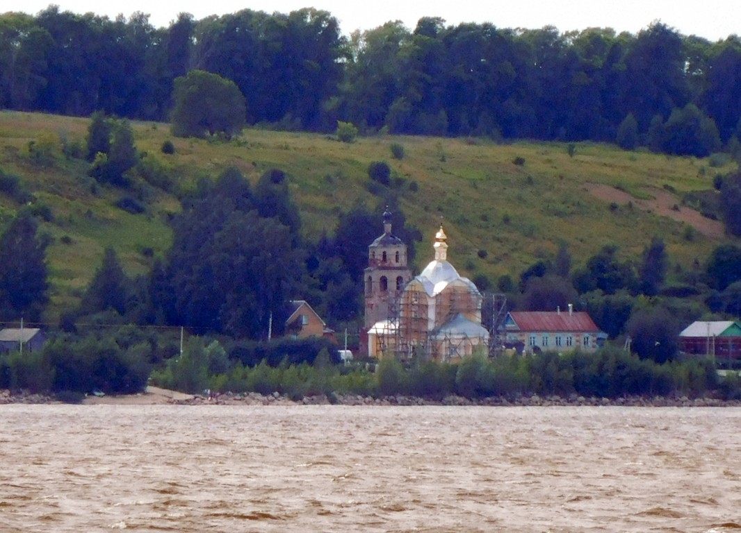 Церковь Иоанна Богослова, Масловка (Рыбно-Слободский район, Республика Татарстан). общий вид в ландшафте, Вид на церковь с Камы