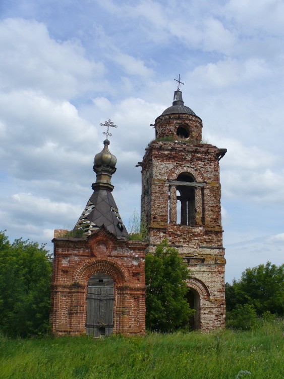Церковь Николая Чудотворца, Зюзино (Рыбно-Слободский район, Республика Татарстан). фасады, Церковь и часовня рядом с ней
