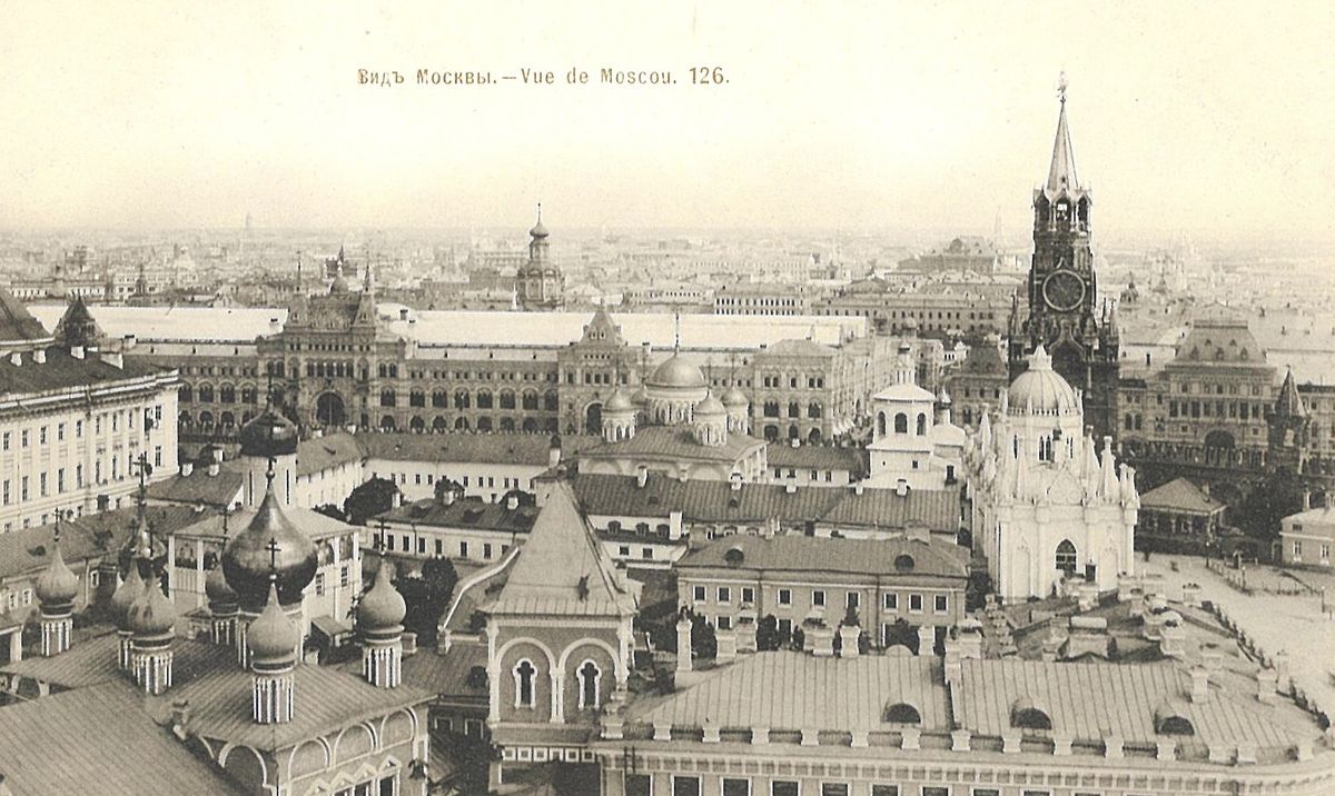 Москва. Кремль. Вид с колокольни Ивана Великого на Чудов и Вознесенский монастыри и Спасскую башню. Всемирный почтовый союз, Шерер, Набгольц и К°. 1900-е гг., архивная фотография. Кремль. Чудов монастырь, Тверской (Центральный административный округ (ЦАО), г. Москва)