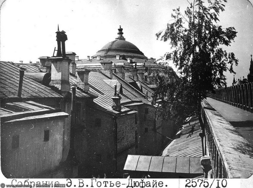Кремль. Вознесенский монастырь, Тверской (Центральный административный округ (ЦАО), г. Москва). архивная фотография, Монастырь от кремлевской стены. Из архива ЦИГИ. Фотограф: Э.В. Готье-Дюфайе,	1914 год. Источник http://oldmos.ru/old/photo/view/48222