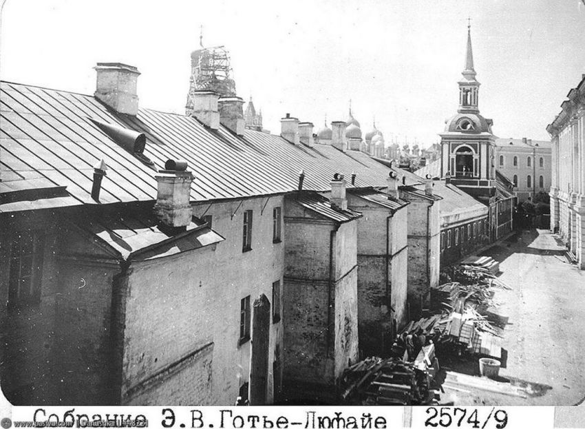Кремль. Вознесенский монастырь, Тверской (Центральный административный округ (ЦАО), г. Москва). архивная фотография, Проезд между Сенатом и монастырем. Их архива ЦИГИ. Фотограф: Э. В. Готье-Дюфайе, 1914 год (направление съемки — юго-запад). Источник http://oldmos.ru/old/photo/view/48221