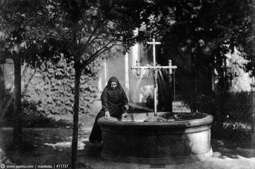 Кремль. Вознесенский монастырь, Тверской (Центральный административный округ (ЦАО), г. Москва). архивная фотография, Двор монастыря. Монахиня у фонтана. Источник: из архива Величко.
Фотограф: К. Фишер, 1906-1914. Источник http://oldmos.ru/old/photo/view/11737
