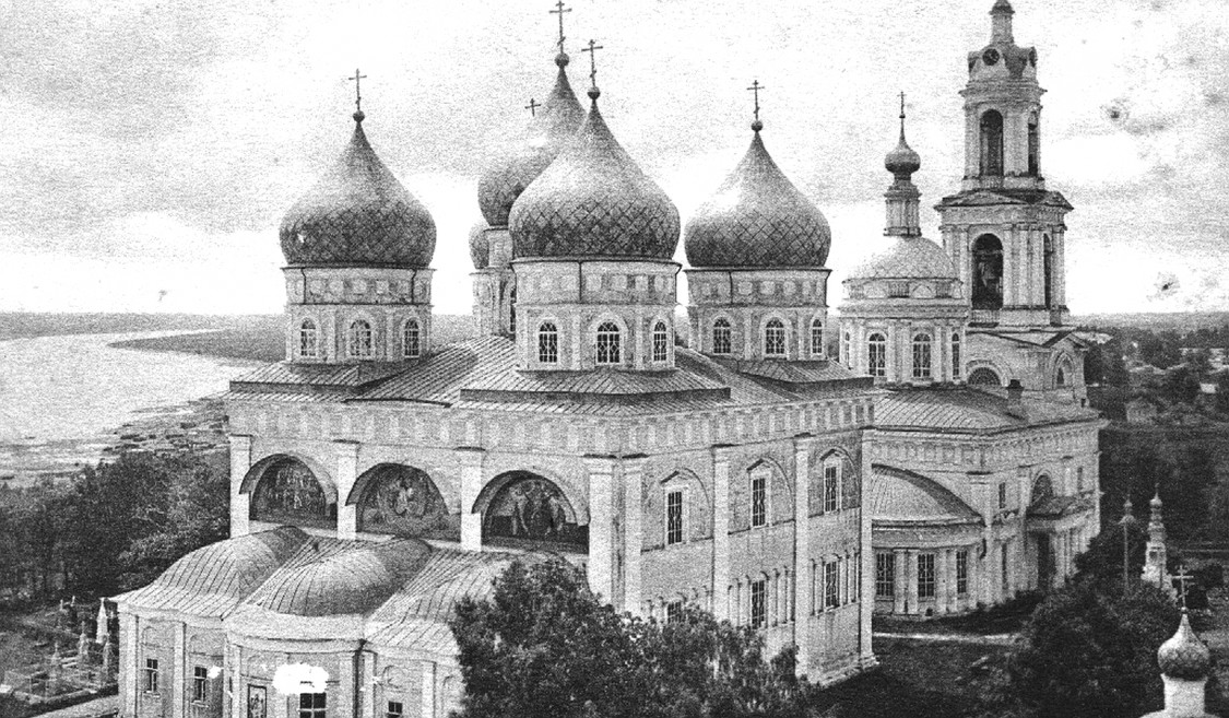 Собор Покрова Пресвятой Богородицы, Кимры (Кимрский район и г. Кимры, Тверская область). архивная фотография, Собор слева, с http://www.giraftv.ru/