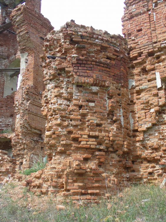 Церковь Владимирской иконы Божией Матери, Байтеряково (Рыбно-Слободский район, Республика Татарстан). архитектурные детали, Сохранившая часть стены трапезной.