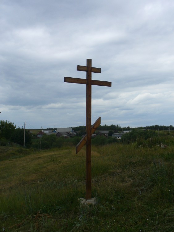 Субаш. Церковь Троицы Живоначальной. дополнительная информация, Поклонный крест рядом с церковью.
