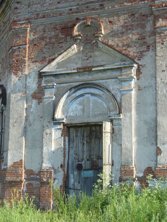 Церковь Вознесения Господня, Дигитли (Мамадышский район, Республика Татарстан). архитектурные детали, Один из входов в церковь (с северной стороны).