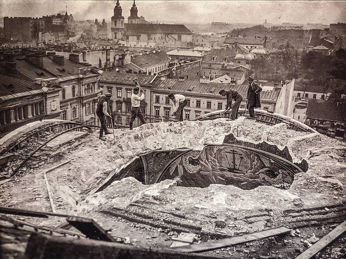 Варшава. Собор Александра Невского. архивная фотография, Работы по разборке собора. Выставка «Реквием по храму» в Часовне-музее храма Воскресения Христова Собор Александра Невского, Варшава (Мазовецкое воеводство, Польша). архивная фотография, Работы по разборке собора. Выставка «Реквием по храму» в Часовне-музее храма Воскресения Христова