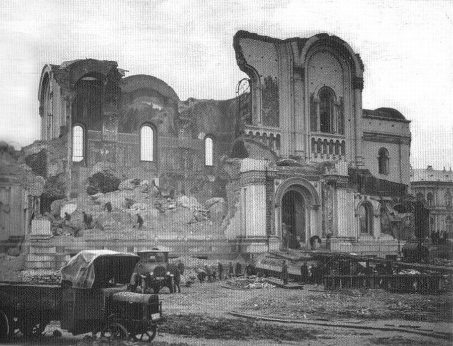 Понадобилось без малого 15 000 контролируемых взрывов, чтобы к лету 1926 г. сравнять собор с землей..., архивная фотография. Собор Александра Невского, Варшава (Мазовецкое воеводство, Польша)