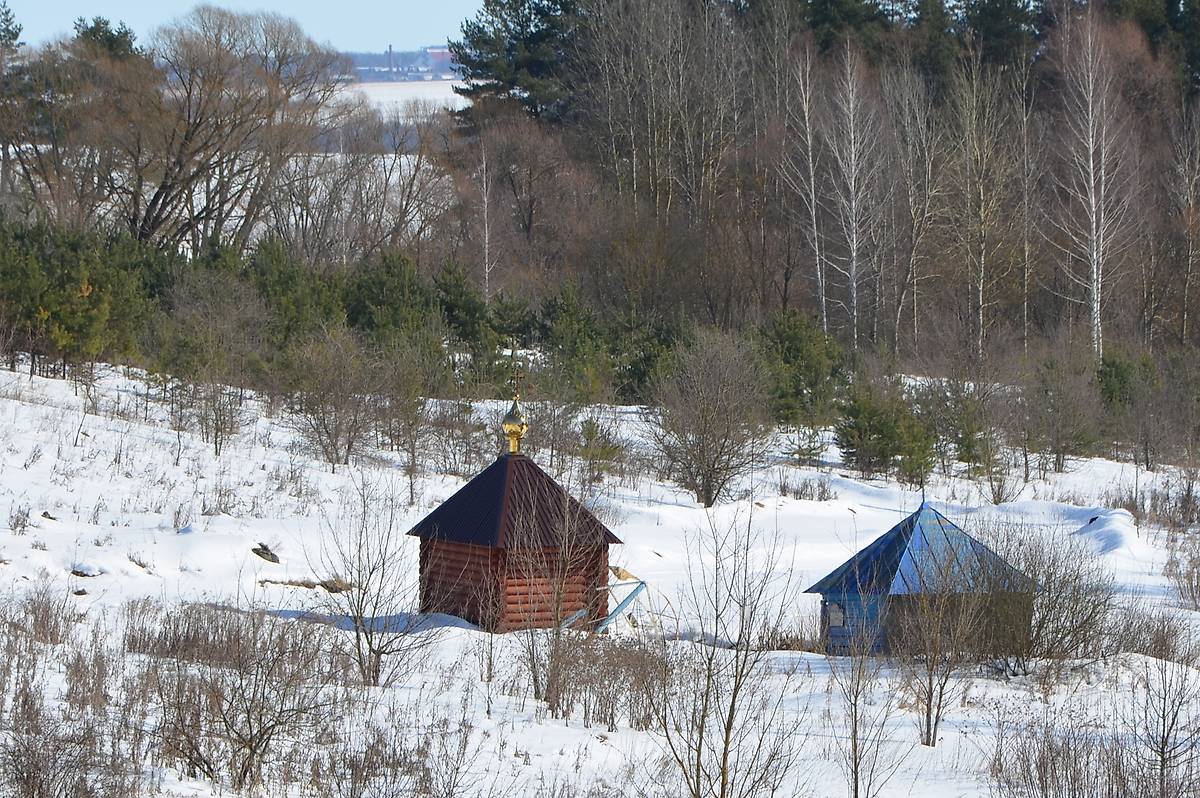 общий вид в ландшафте. Часовня Казанской иконы Божией Матери, Кромы (Кромской район, Орловская область)