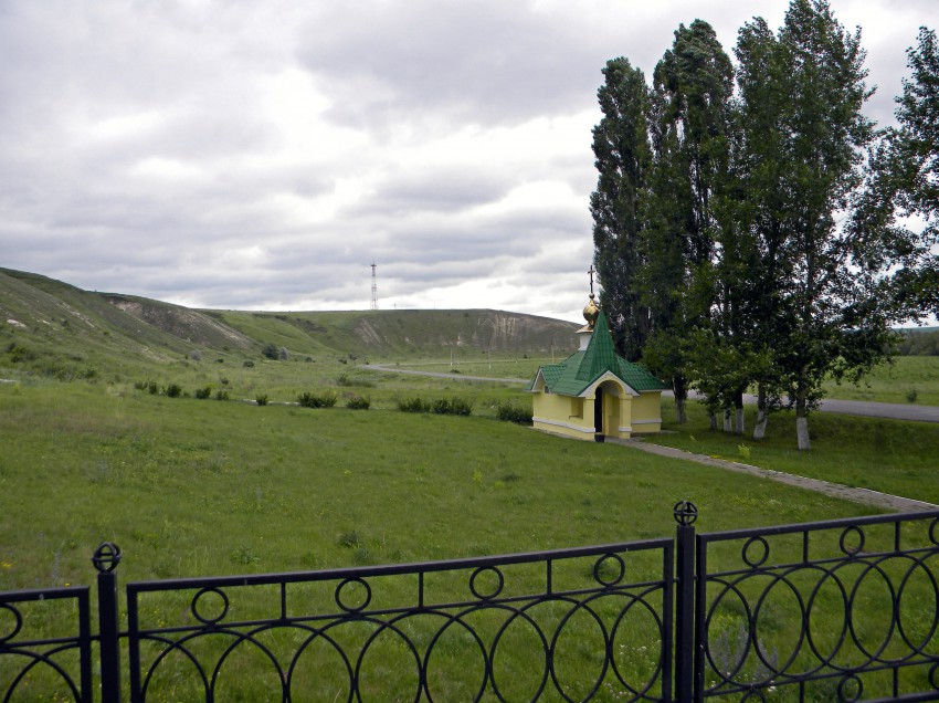 Вериговка. Часовня Евгения мученика и всех Белгородских святых. общий вид в ландшафте, Надкладезная часовенка и купальня