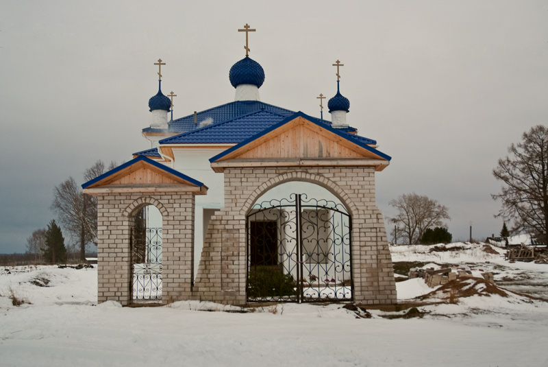 Погост (Мошинский погост). Церковь Рождества Пресвятой Богородицы. общий вид в ландшафте