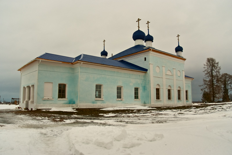 Погост (Мошинский погост). Церковь Рождества Пресвятой Богородицы. общий вид в ландшафте